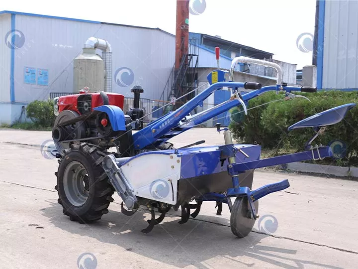 tracteur de travail avec timon rotatif