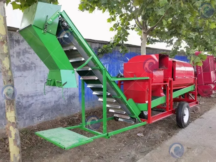 Máquina recolectora de maní en exhibición