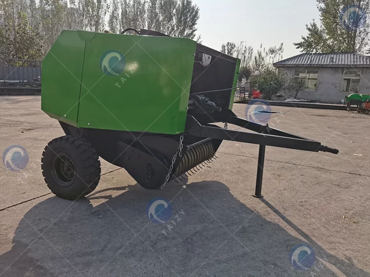 Máquina industrial de colheita e envolvimento de palha