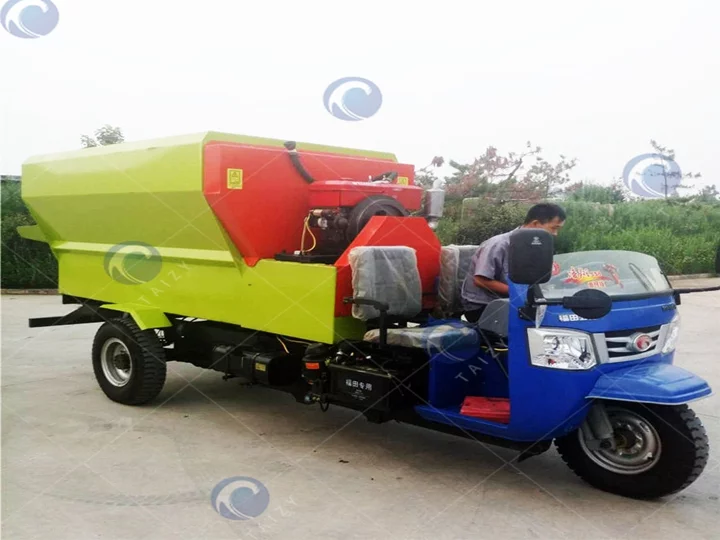 5m³ Diesel Self-propelled Cattle Feed Spreader Served Large Dairy Farm in Russia